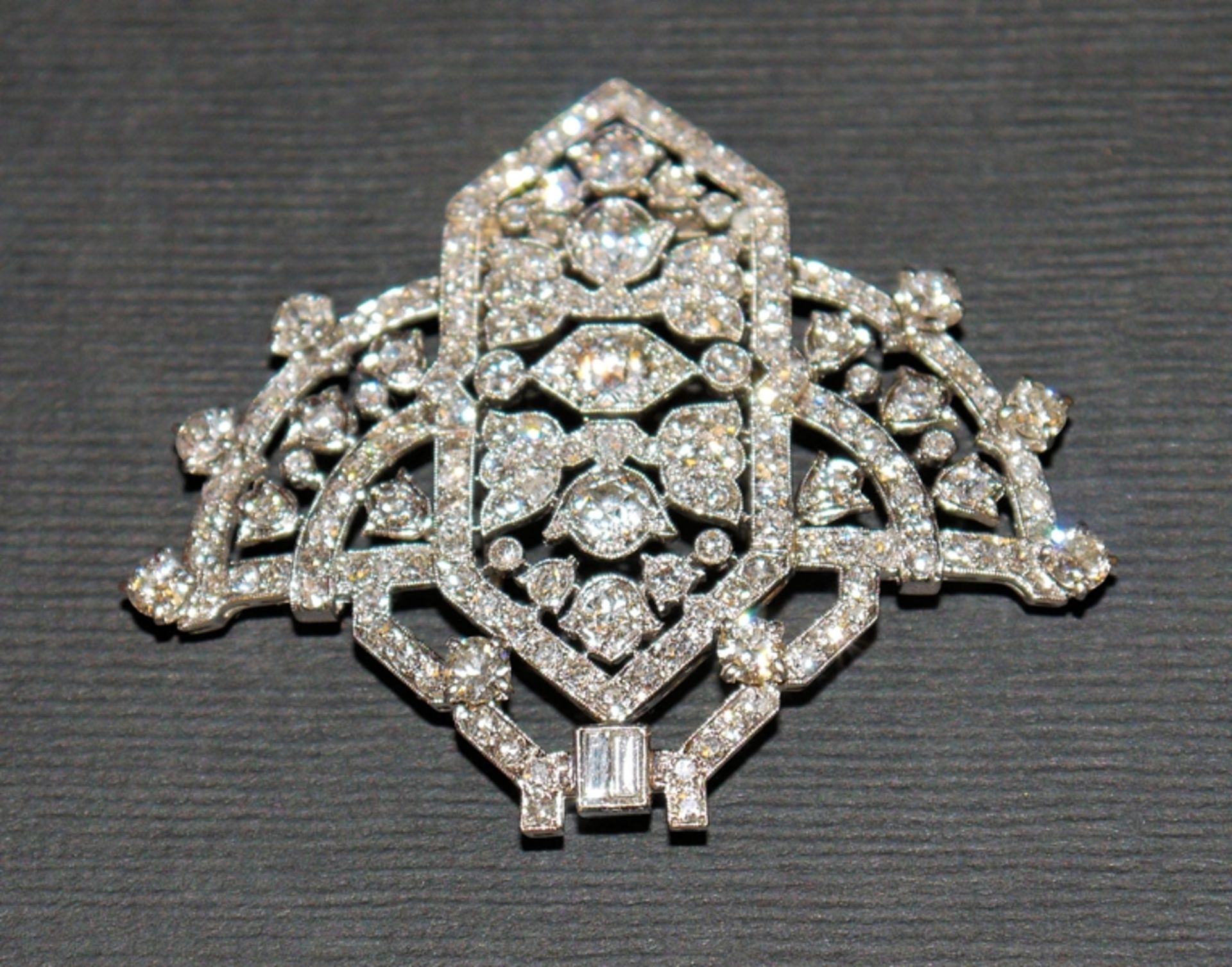 Prächtige Diamantbrosche des Art Déco, Gold um 1920