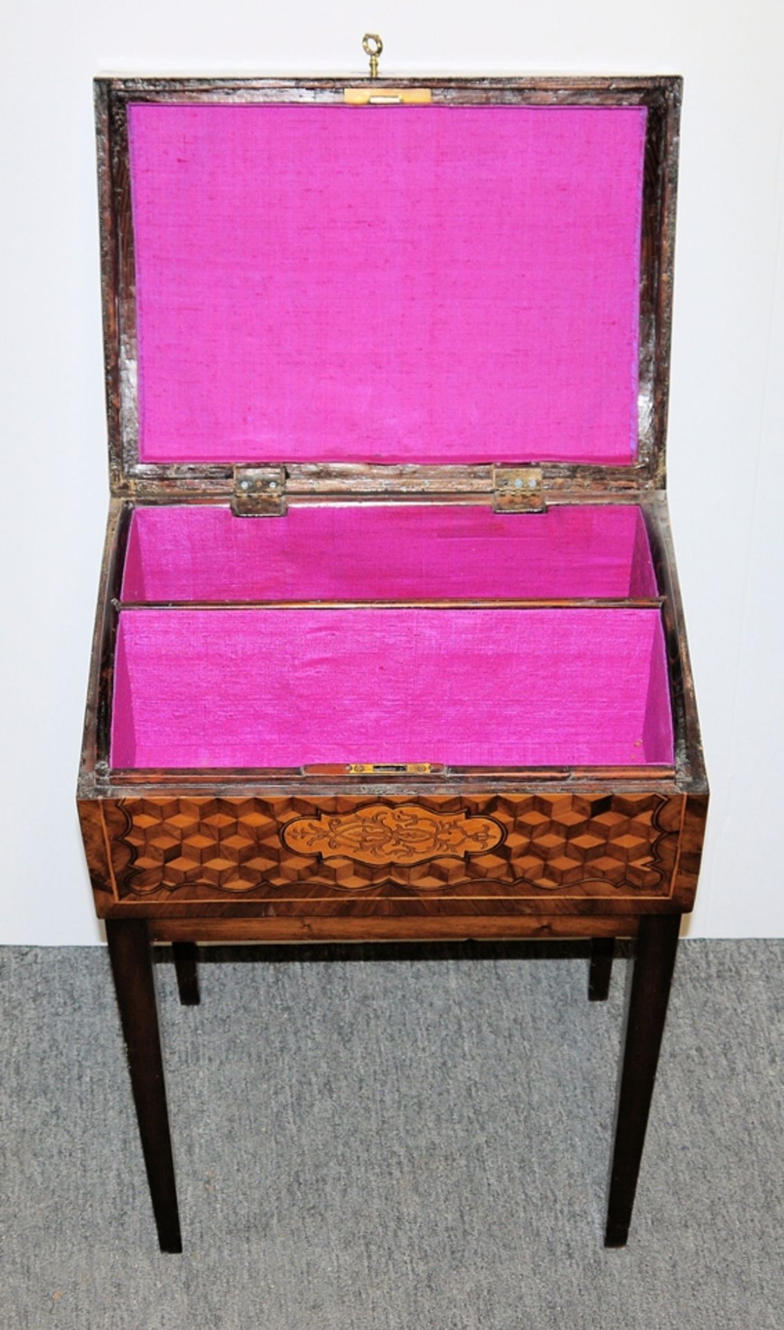 Schatulle des 18. Jhs. mit Würfelmarketerie, auf modernem Fußsockel - Bild 3 aus 3