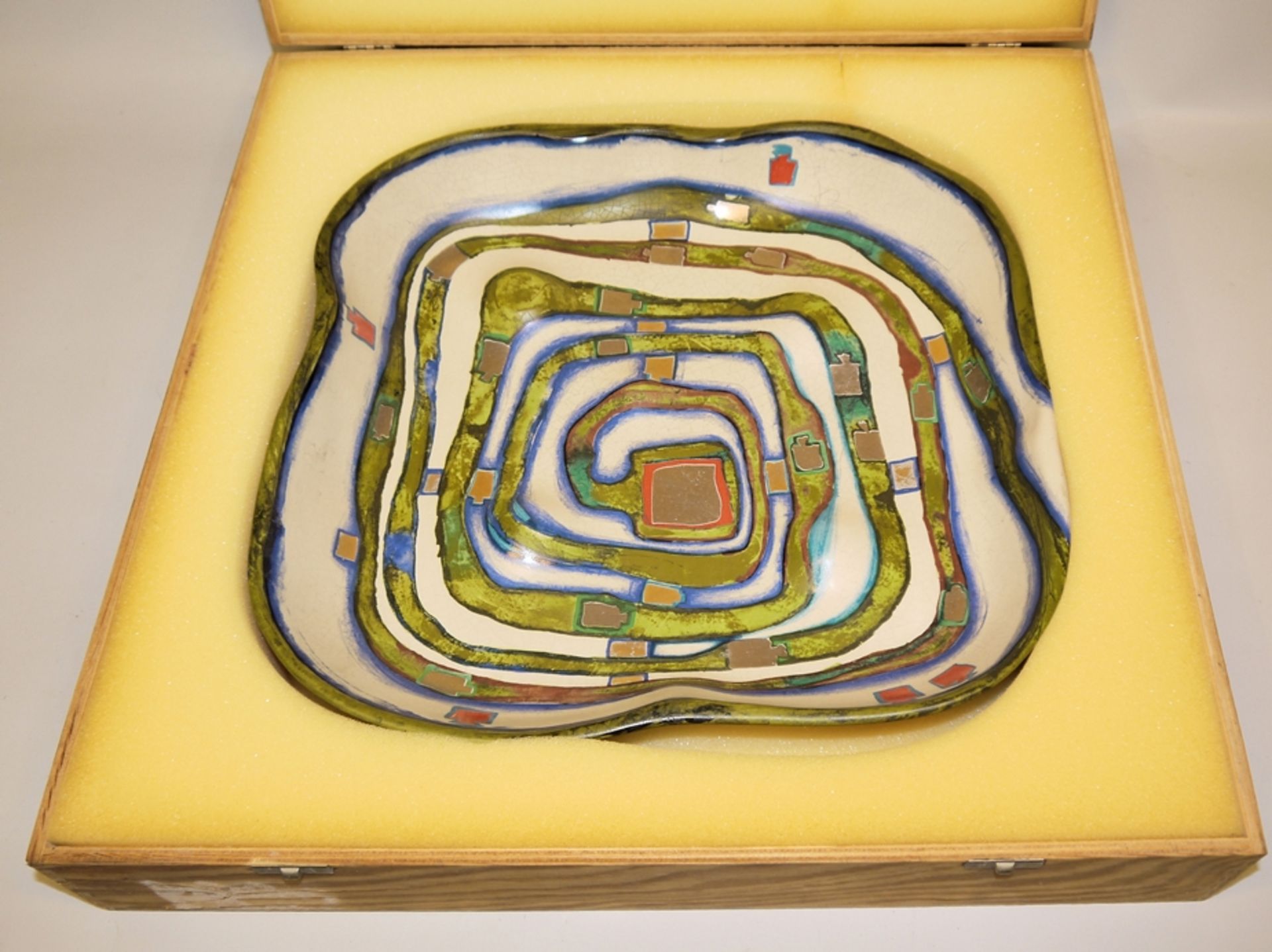 Friedensreich Hundertwasser, "Spiralental", Zierschale-Jahresobjekt Rosenthal, 1983, mit Holzkasten