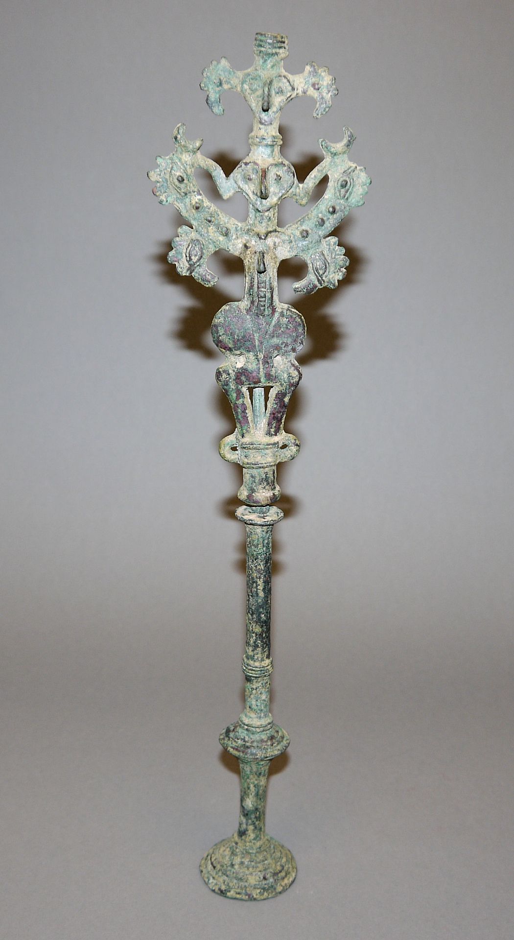 Standartenaufsatz mit Ständer, Luristan-Bronze, Iran, wohl 8./ 7. Jh. v. Chr. 