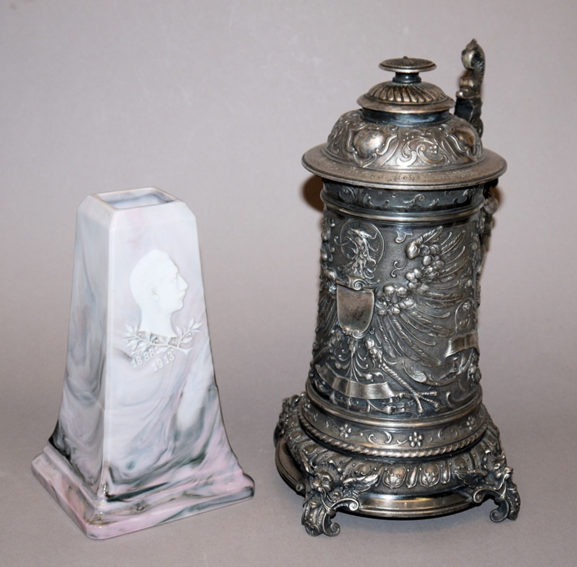 Preishumpen von WMF um 1893 und Porzellan-Obelisk als Ehrenmal 1913