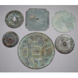Sechs chinesische Bronzespiegel in Art der frühen Dynastien