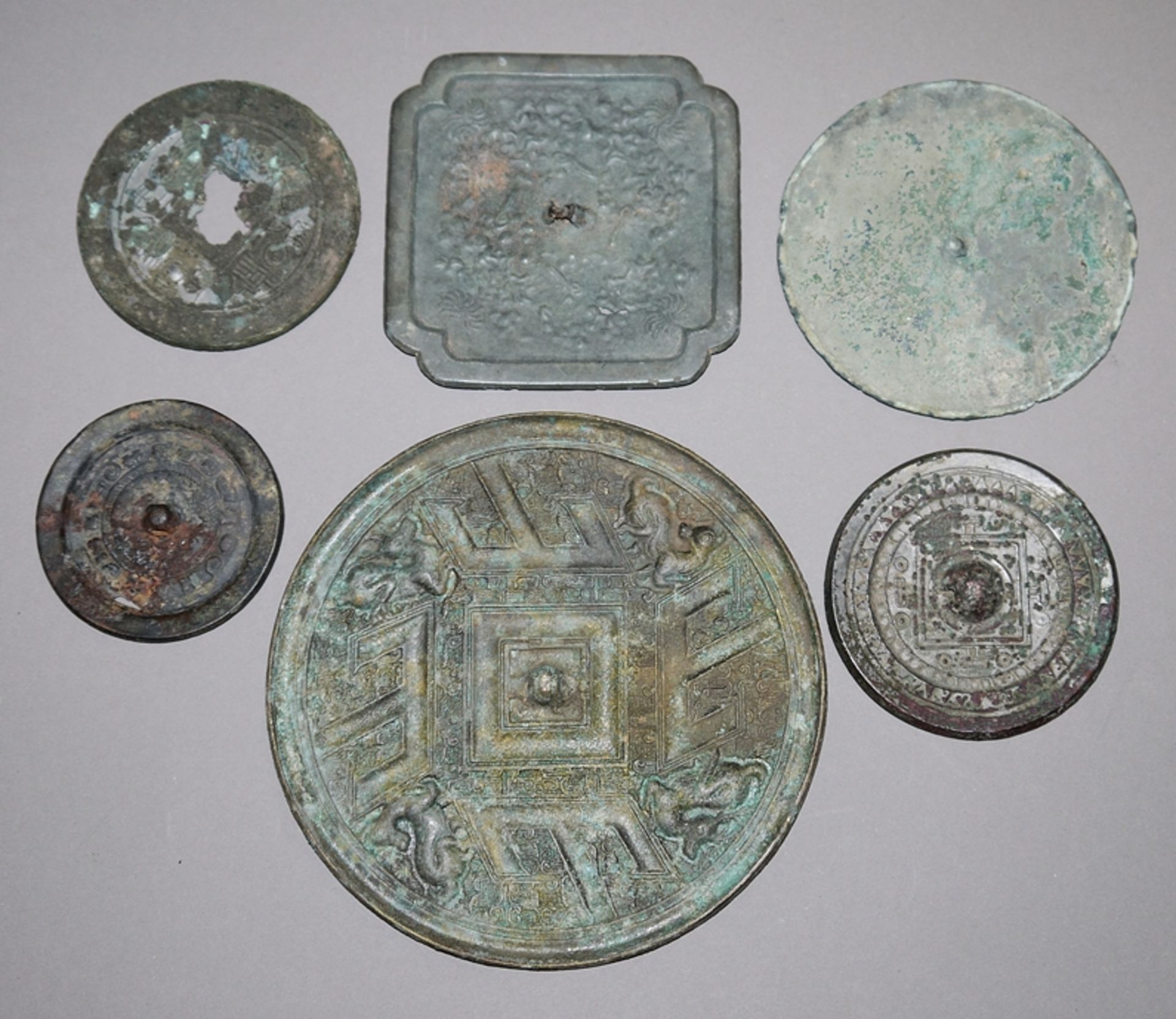 Sechs chinesische Bronzespiegel in Art der frühen Dynastien
