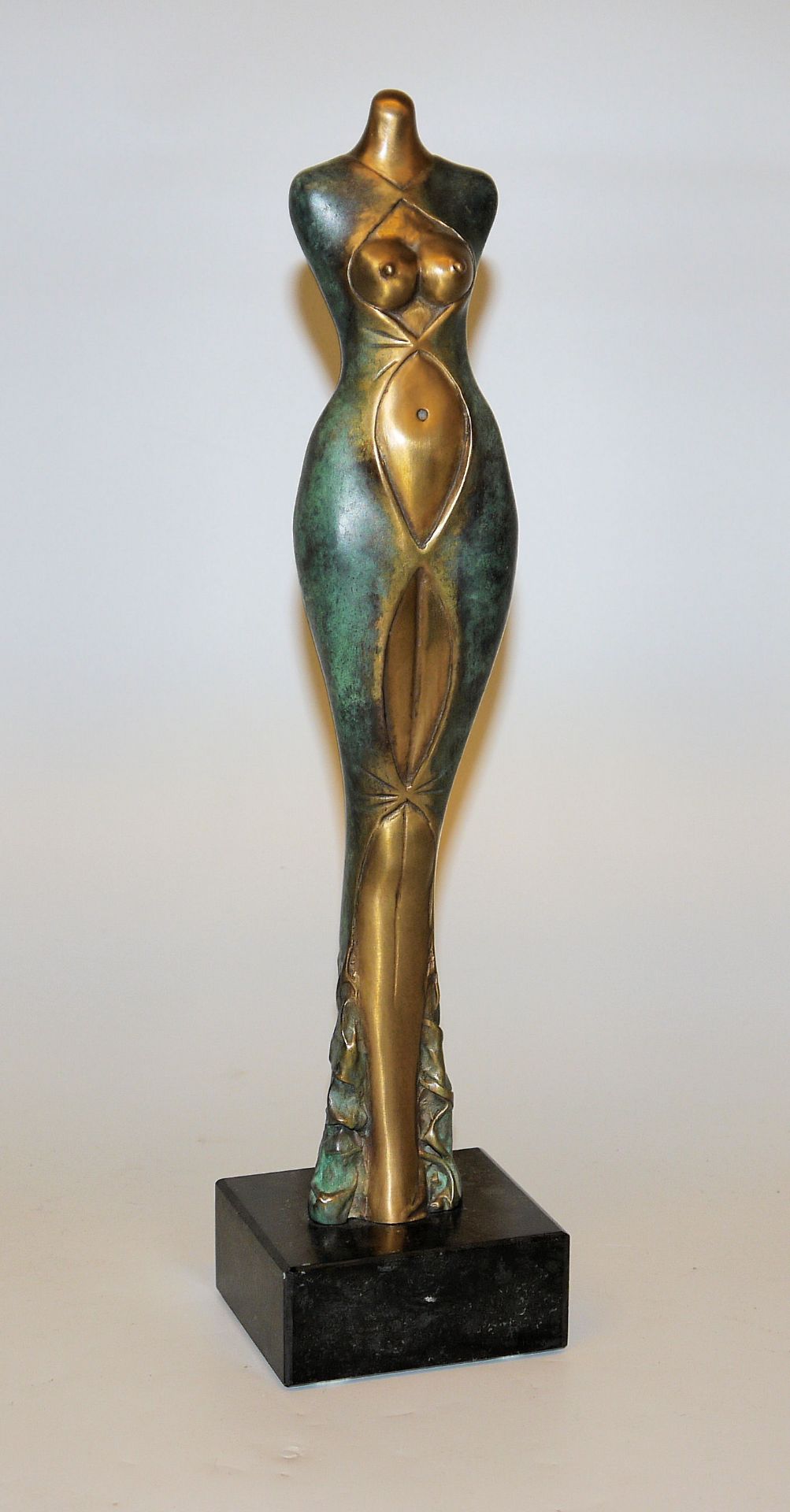 Michael Becker, "Das Model", erotischer Frauenakt, Bronzeplastik