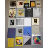 Gepflegte Sammlung von 22 Kunstbänden und Werkverzeichnissen