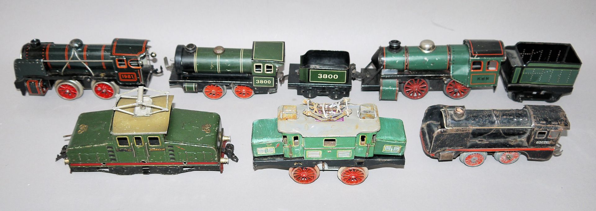 Eisenbahnkonvolut Spur 0, Lokomotiven u. Wägen, 30 Teile 
