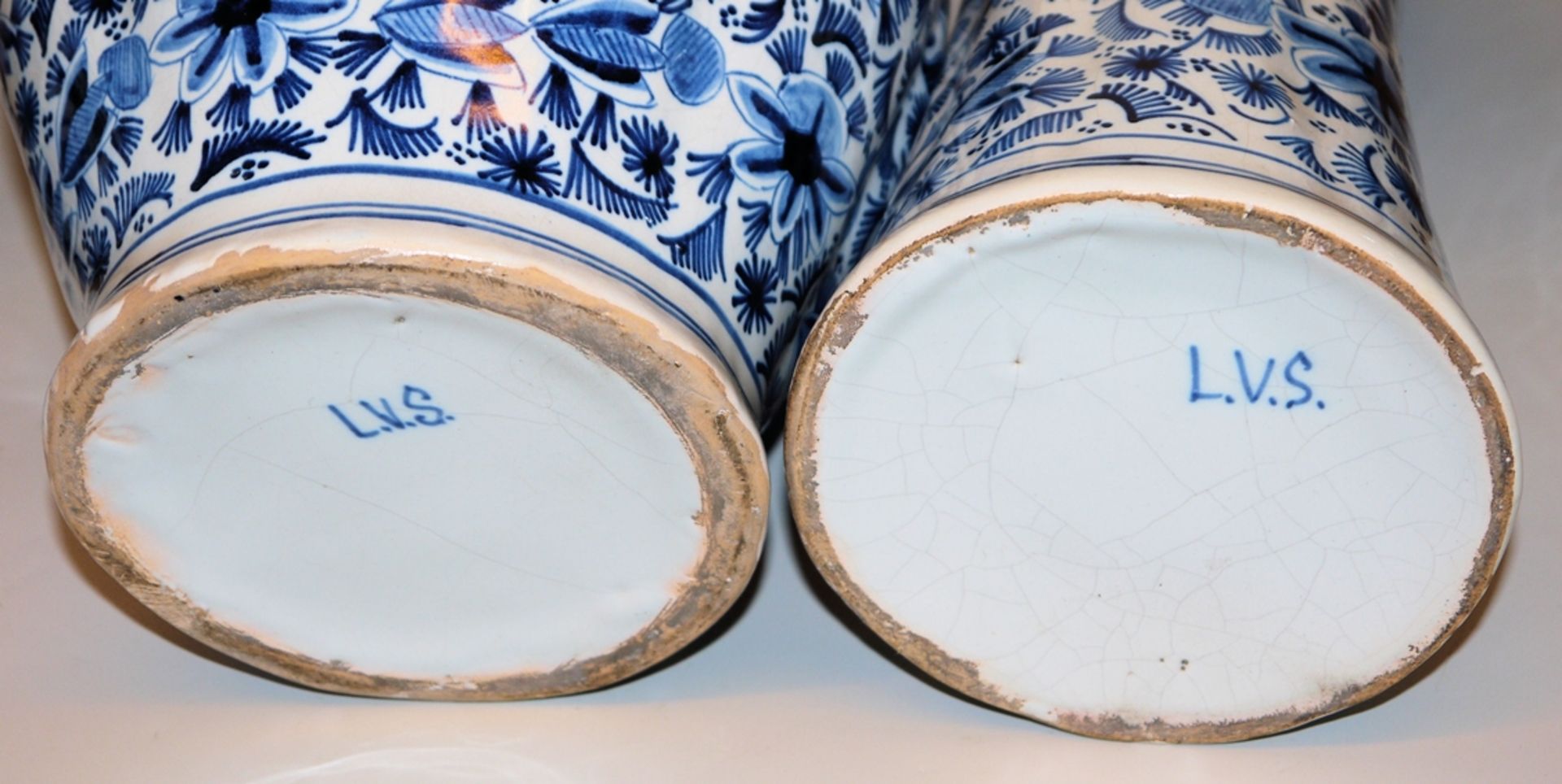 Fünfteilige Vasengarnitur mit Engelmotiven, Delft, Anfang 18. Jh. - Bild 3 aus 3
