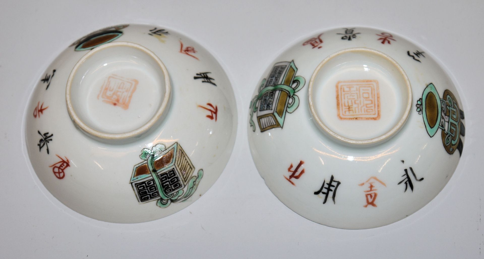 Acht chinesische Gebrauchsporzellane des 19. bis Anfang 20. Jhs. - Bild 2 aus 3