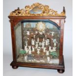 Vielfigurige Krippe, Klosterarbeit des frühen 19. Jhs. im Glaskasten