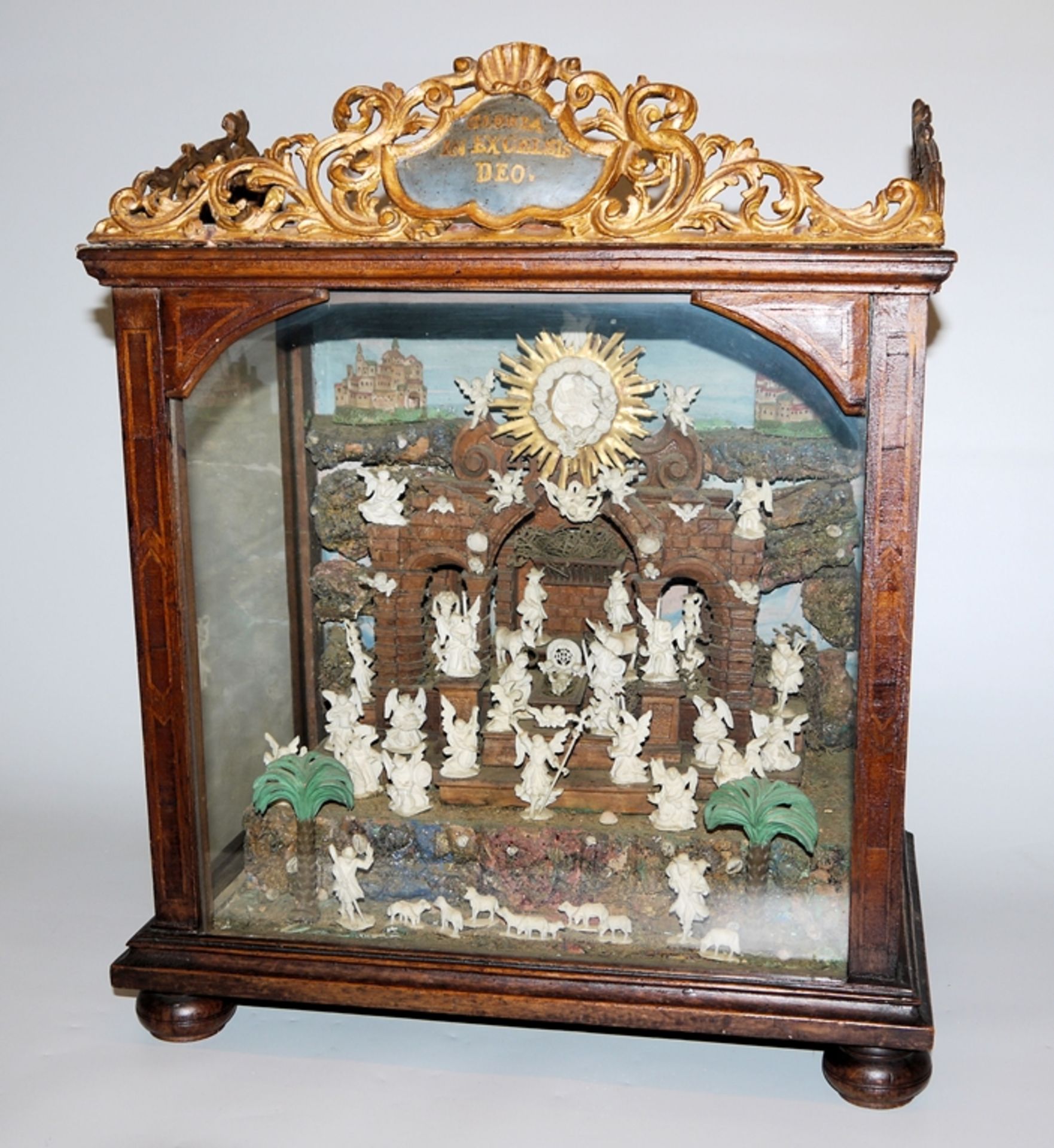 Vielfigurige Krippe, Klosterarbeit des frühen 19. Jhs. im Glaskasten