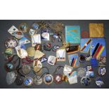 Große Sammlung seltener Wintersportabzeichen, überwiegend emailliert, 1927-1970, ca. 130 Teile