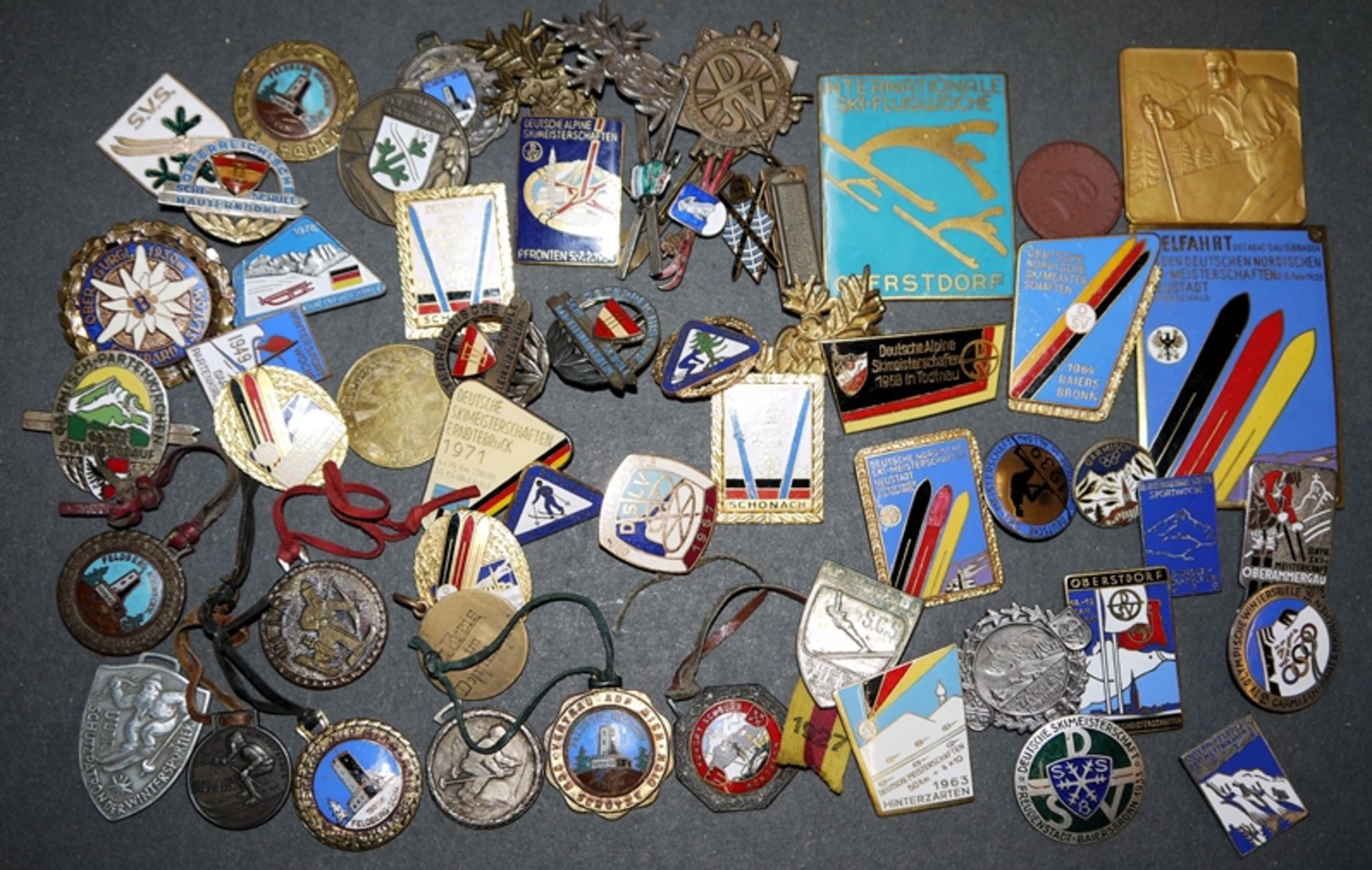 Große Sammlung seltener Wintersportabzeichen, überwiegend emailliert, 1927-1970, ca. 130 Teile