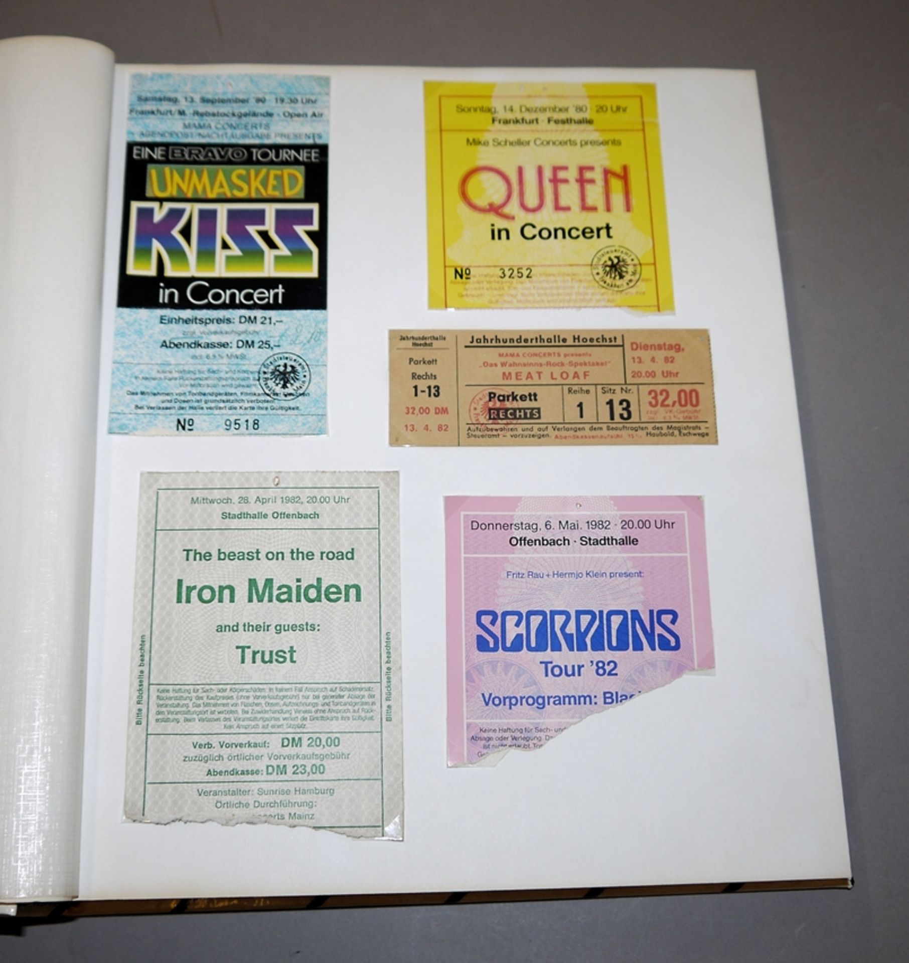 Sammlung Memorabilia der Rockmusik: 100 Tickets internationaler Bands und 21 Alben der Band "Kiss"
