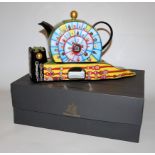 Friedensreich Hundertwasser, "Schneckenobjekt", Porzellan-Kanne auf Stövchen, Tettau, Ars Mundi, li