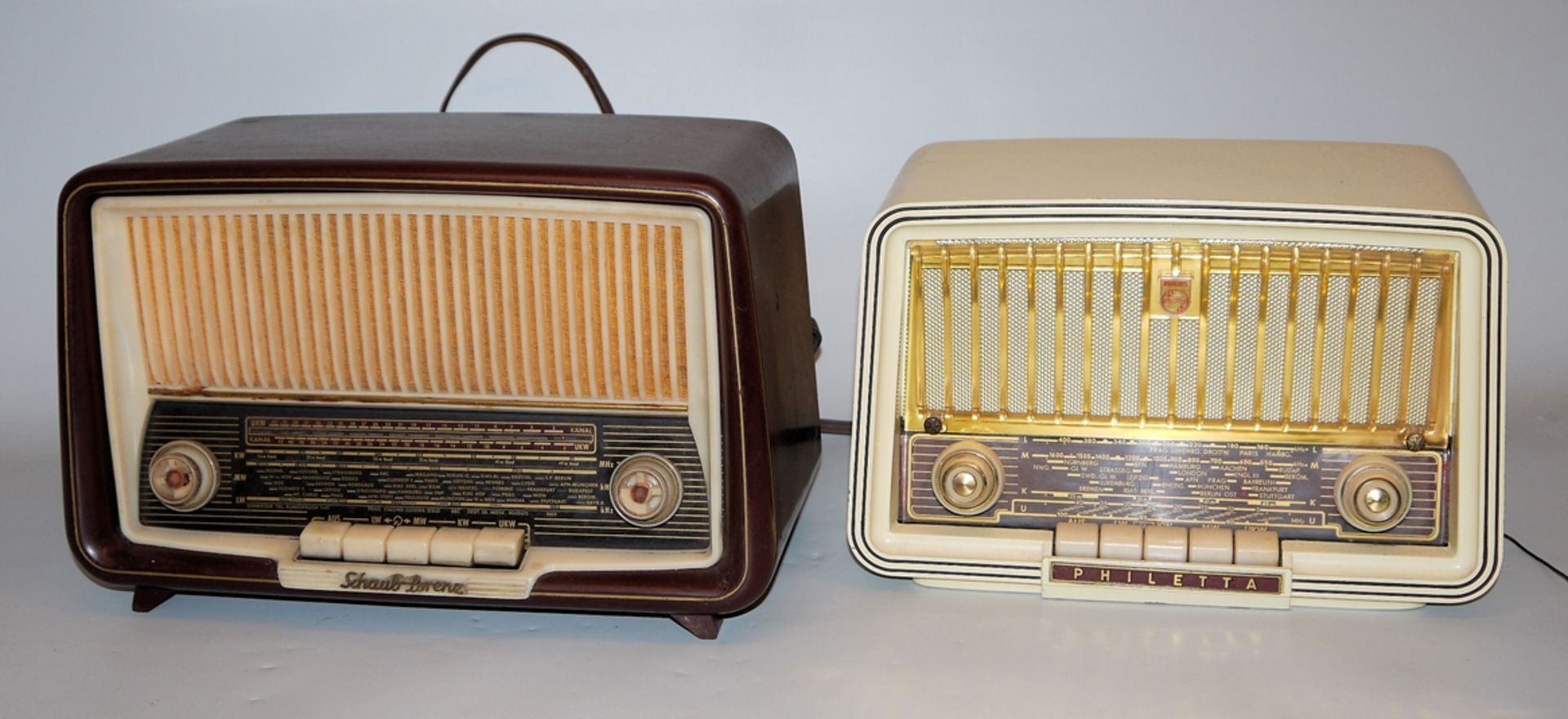 Fünf Vintage-Audiogräte der 1940er bis 1960er Jahre - Bild 2 aus 2