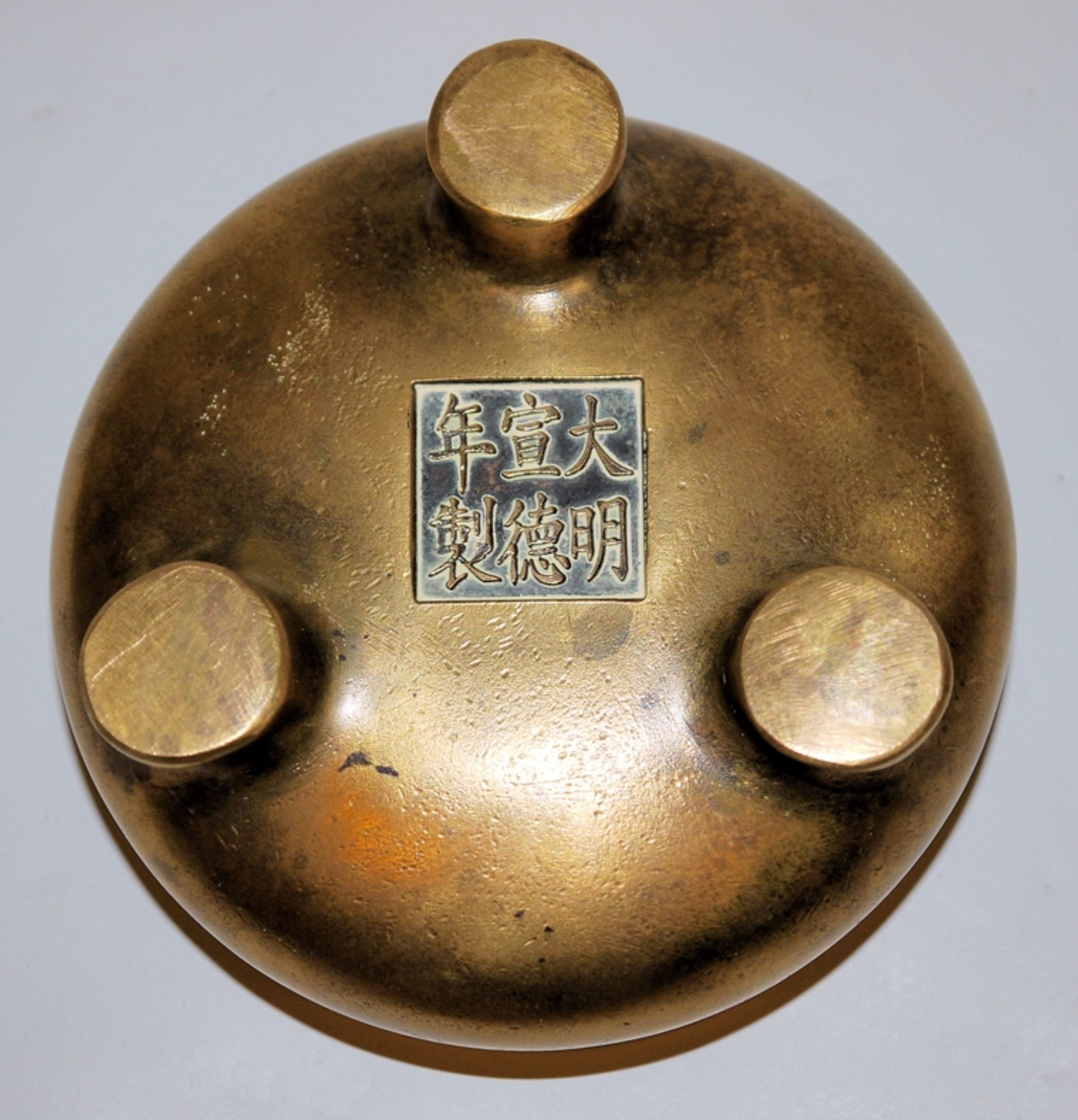 Dreifuß-Räucherbecken aus goldfarbener Bronze, Qing-Zeit, China 19. Jh. - Bild 3 aus 3
