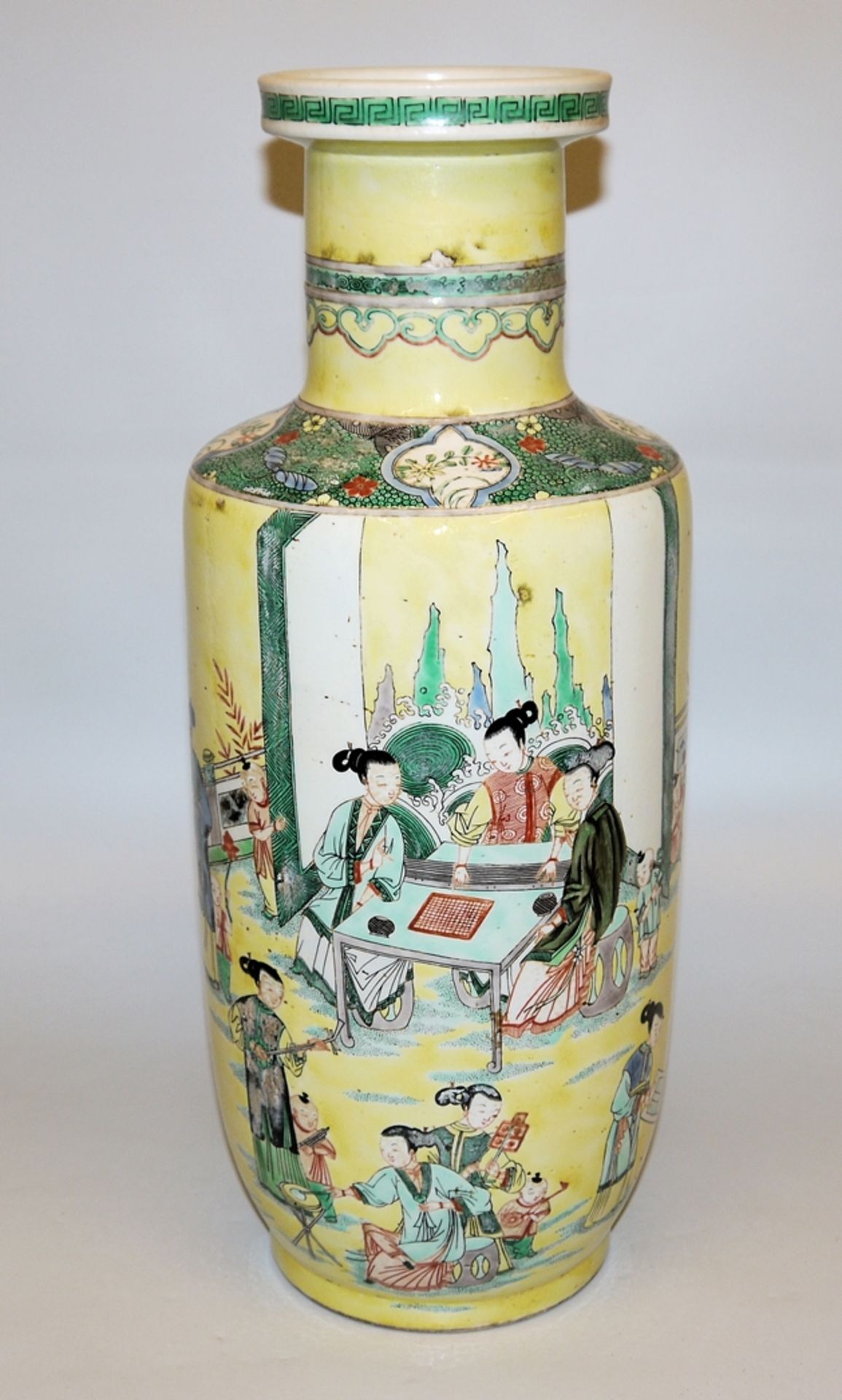 Große Rouleauvase mit Familienszenen in famille jaune, wohl Republik-Zeit, China 20. Jh.