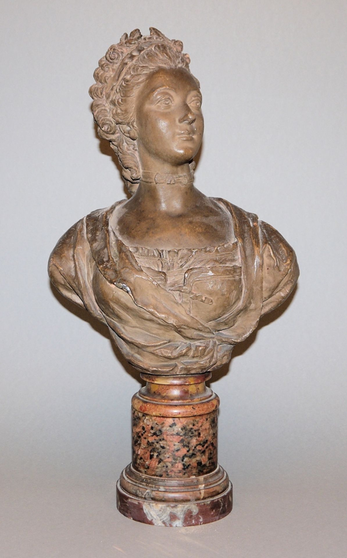 Augustin Pajou-Werkstatt zugeschr., Terrakotta-Büste einer jungen Adeligen, 2. H. 18. Jh.