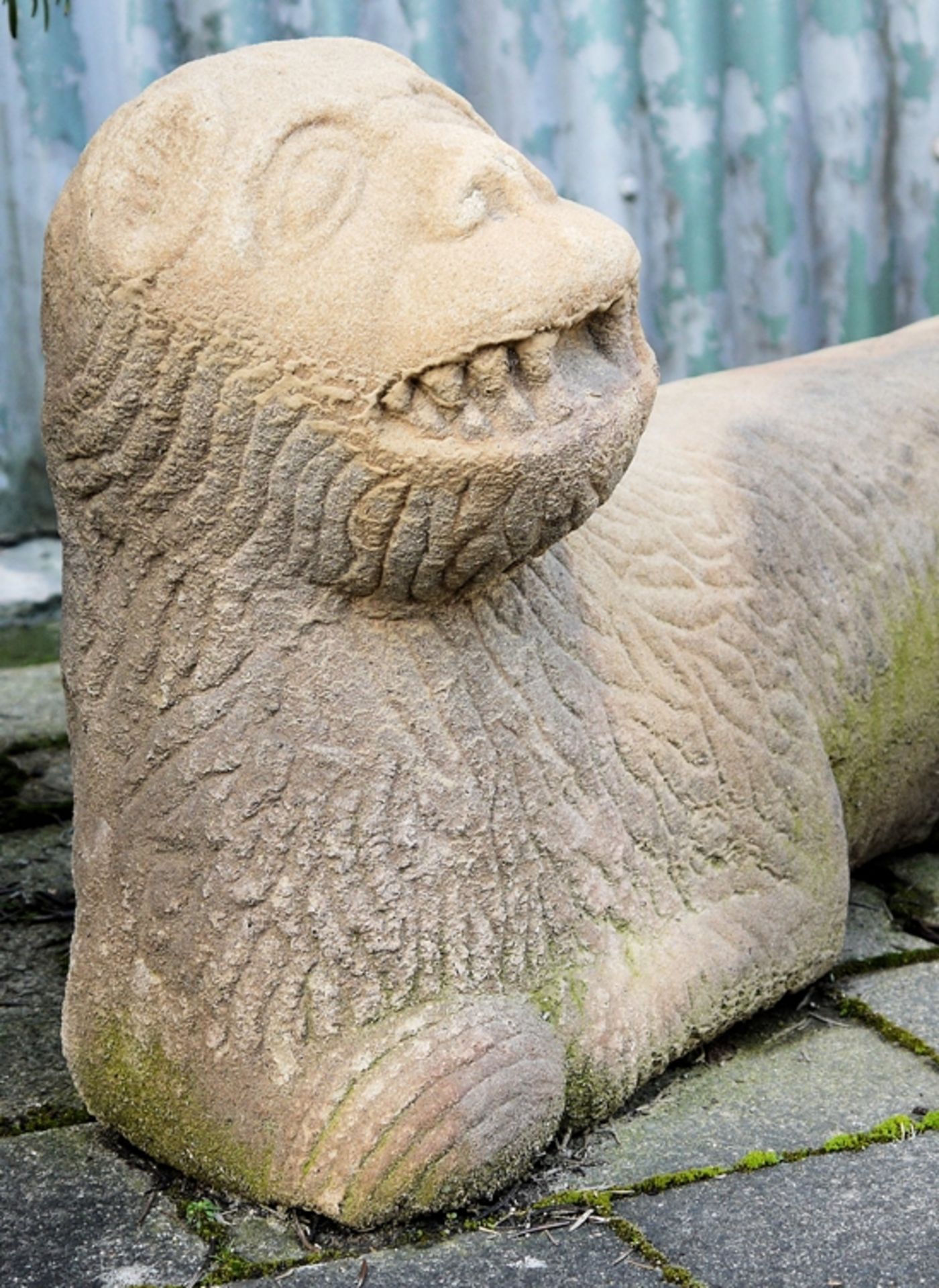 Skulptur eines liegenden Löwen, Sandstein, romanisch, 12. Jh., wohl Italien - Bild 2 aus 2