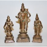 Dreiergruppe des Gottes Vishnu mit Gemahlinnen, drei Kleinbronzen aus Süd-Indien 17./18. Jh.