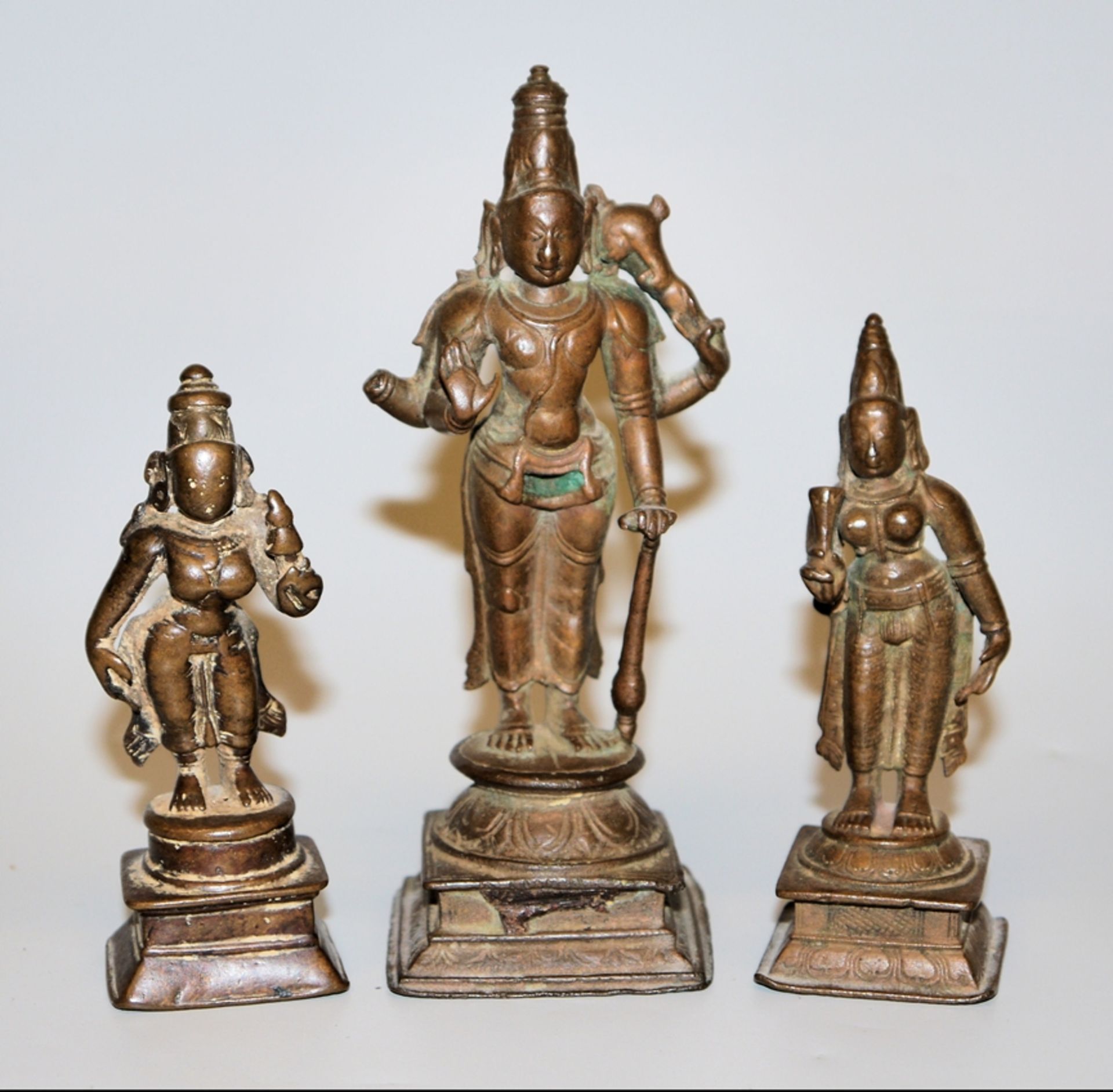 Dreiergruppe des Gottes Vishnu mit Gemahlinnen, drei Kleinbronzen aus Süd-Indien 17./18. Jh.