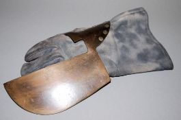 Wolfgang Bier, "Sensenhandschuh II", Leder & Eisen, von 1975