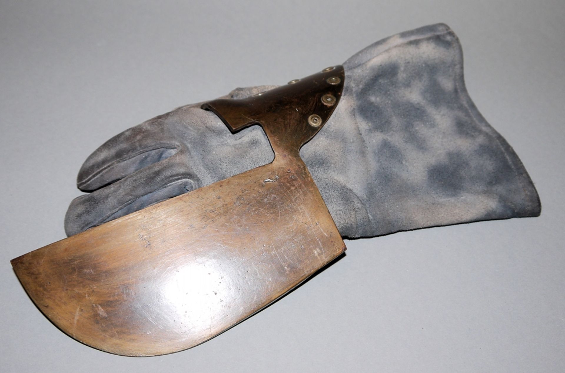 Wolfgang Bier, "Sensenhandschuh II", Leder & Eisen, von 1975