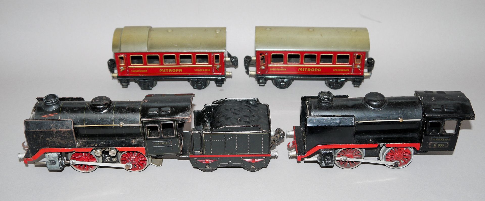 Sammlung Märklin Eisenbahnen Spur 0, u.a. 2 Lokomotiven Modell R 900, 13 Teile
