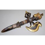 Ein tibetischer Ritualdolch Phurba in Kombination mit dem tantrischen Messer Drigug, Nepal 20. Jh.