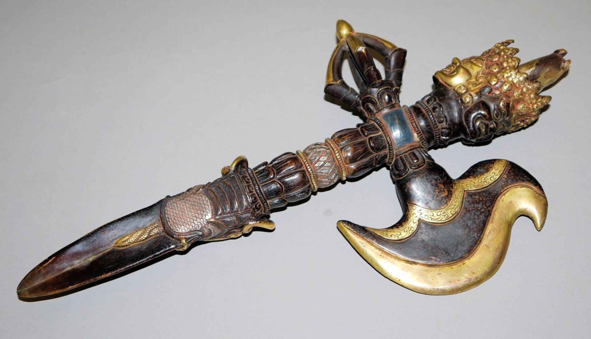 Ein tibetischer Ritualdolch Phurba in Kombination mit dem tantrischen Messer Drigug, Nepal 20. Jh.