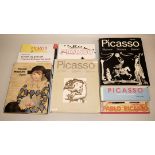 Pablo Picasso, Sammlung von 8 Fachbüchern (Bloch u.a.) & 5 Picasso- Plakate mit unterschiedlichen M