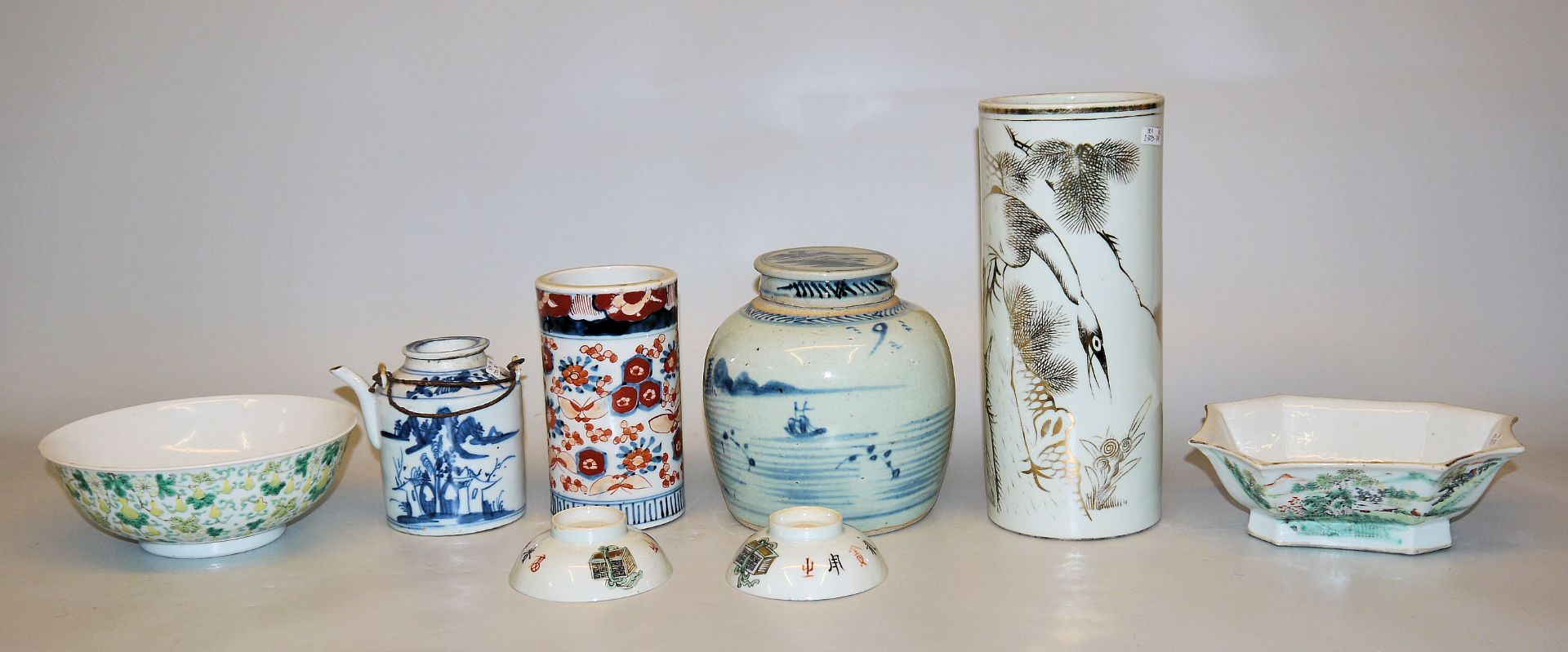 Acht chinesische Gebrauchsporzellane des 19. bis Anfang 20. Jhs.