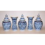 Fünfteilige Vasengarnitur mit Engelmotiven, Delft, Anfang 18. Jh.