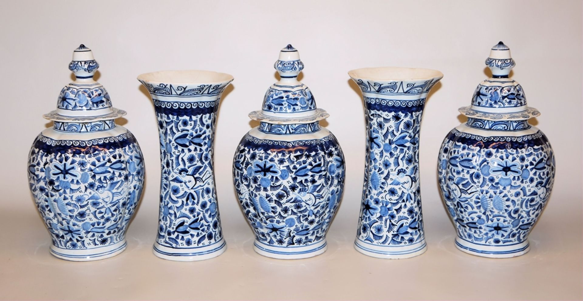 Fünfteilige Vasengarnitur mit Engelmotiven, Delft, Anfang 18. Jh.