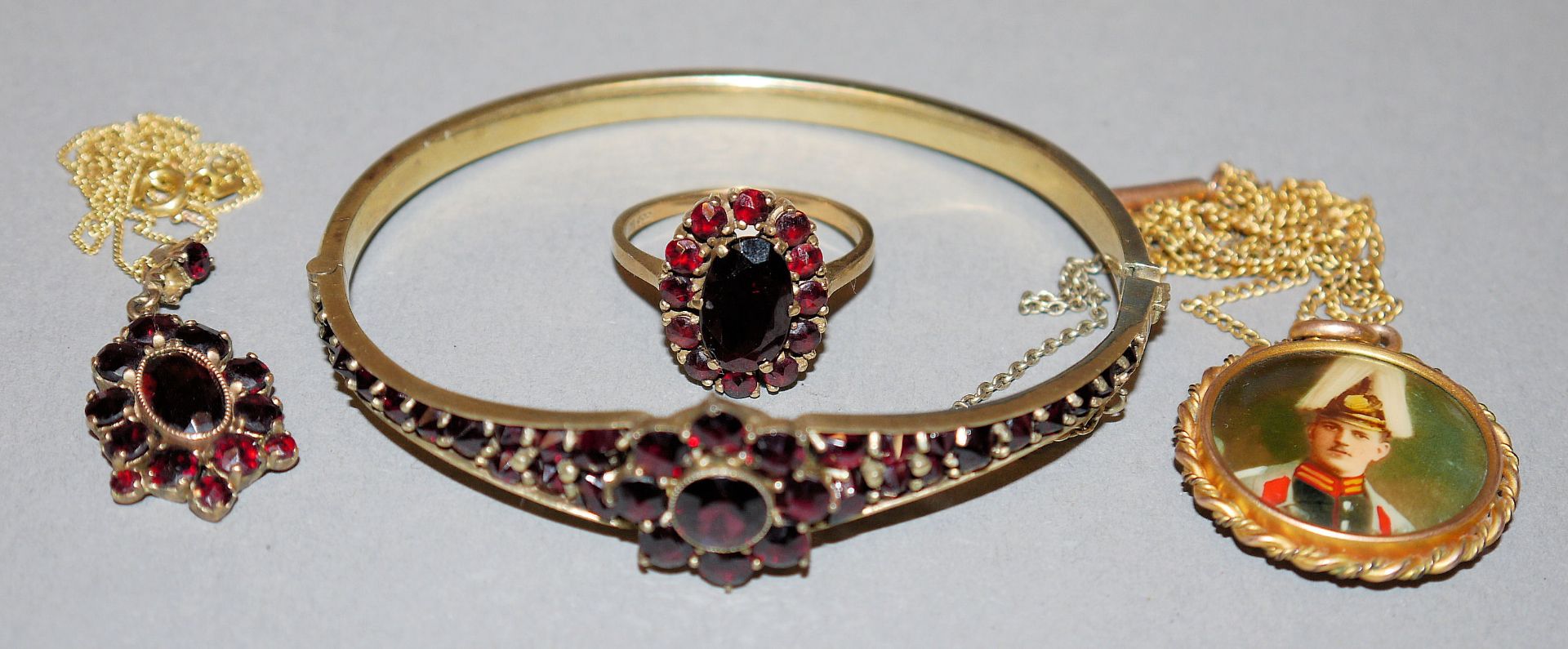 Sammlung Granatschmuck & Email-Anhänger an Kette, Gold/vergoldet, spätes 19.- frühes 20. Jh.