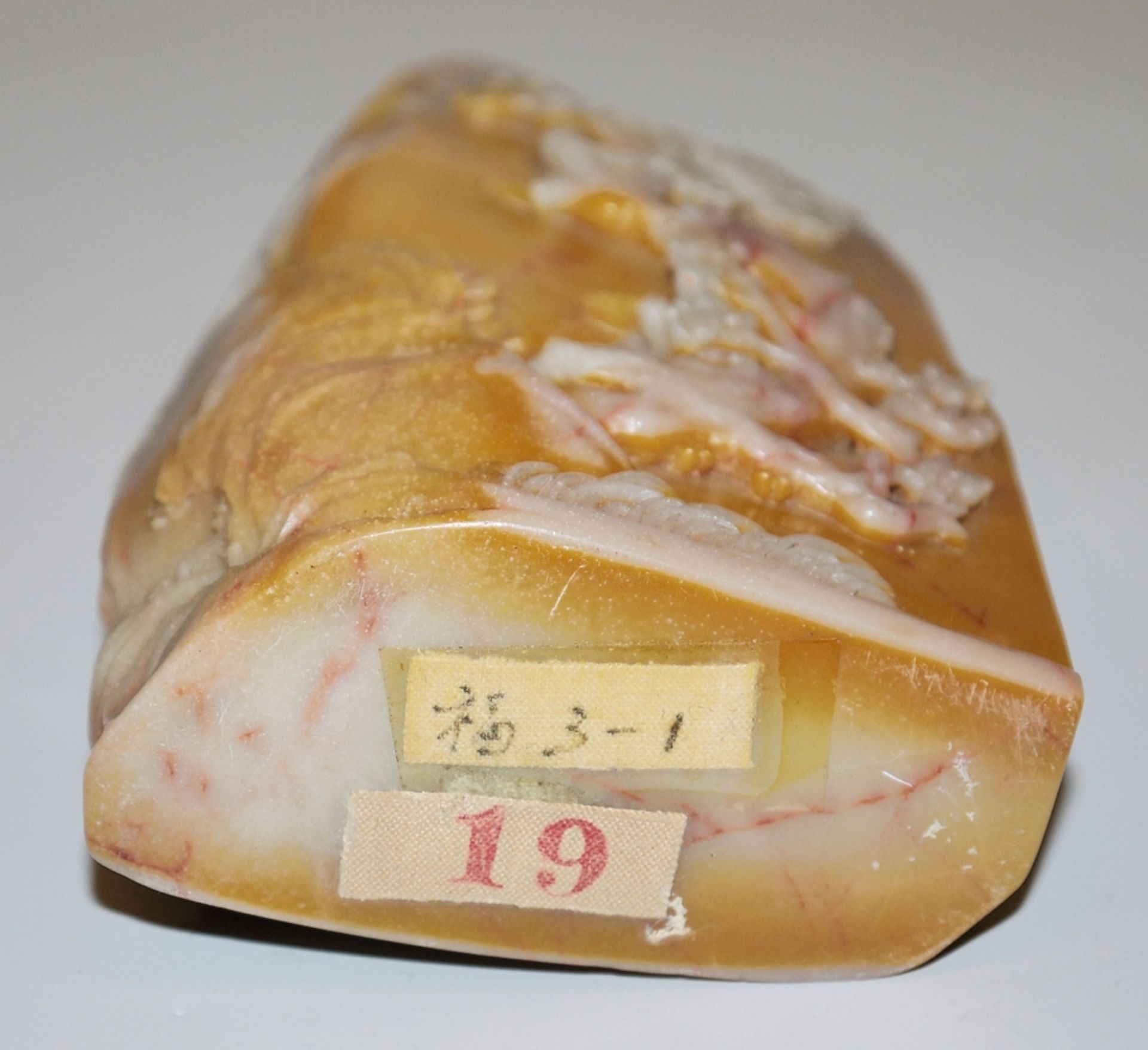 Ein Felsen mit floraler Gravur der "Vier edlen Herren", chinesische Schnitzerei aus Shoushan-Stein - Bild 3 aus 3