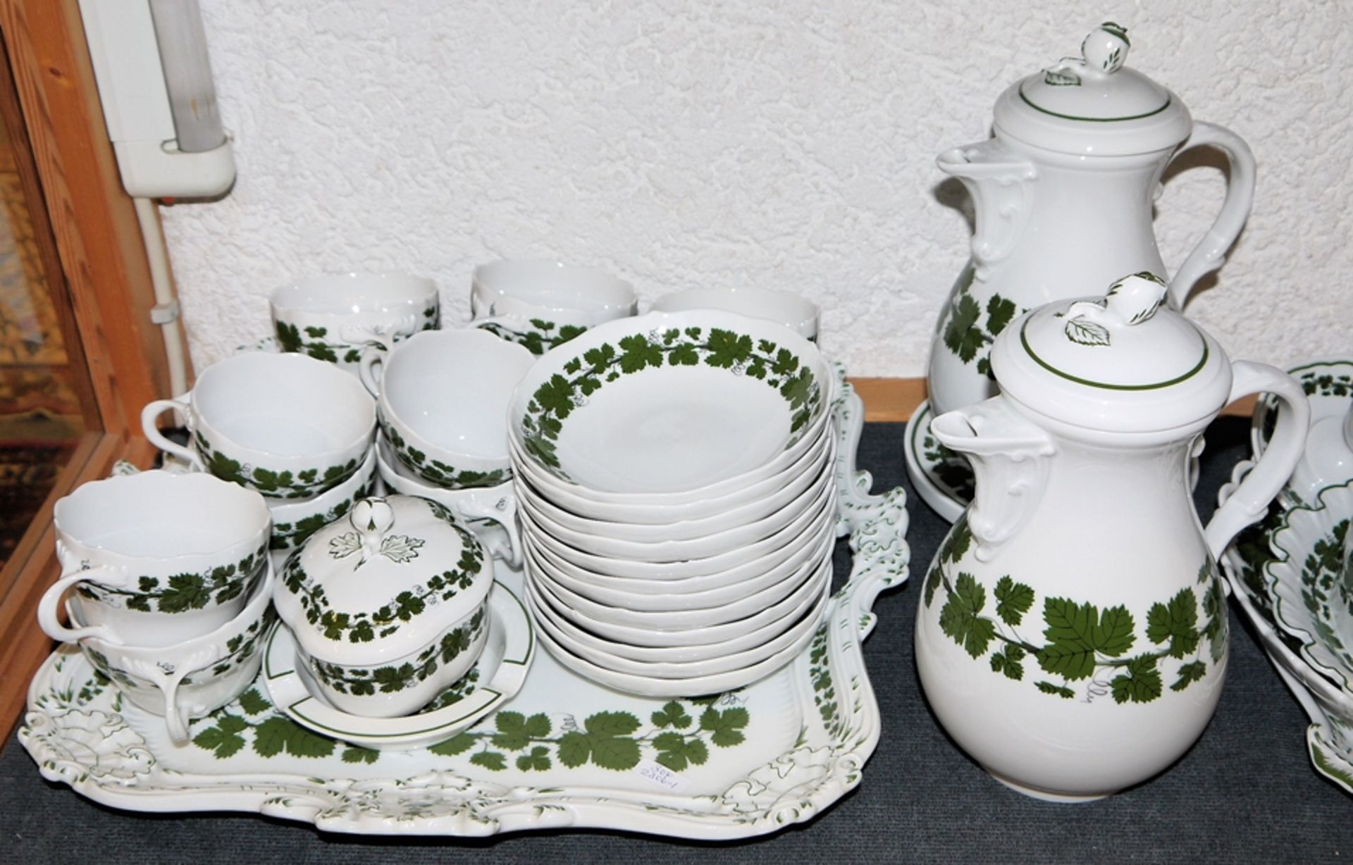 Umfangreiches Kaffee- und Frühstücks-Service Weinlaub, Meißen, überwiegend 1. Wahl - Bild 2 aus 3