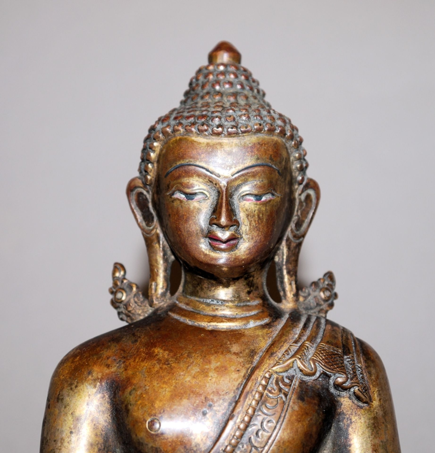Tibetische Bronze des Dhyani-Buddha Akshobhya, 19./20. Jh. - Bild 4 aus 4