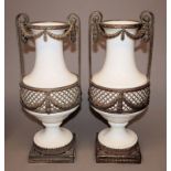 Paar Weichporzellan-Vasen mit Metallmonturen, Frankreich 20. Jh.