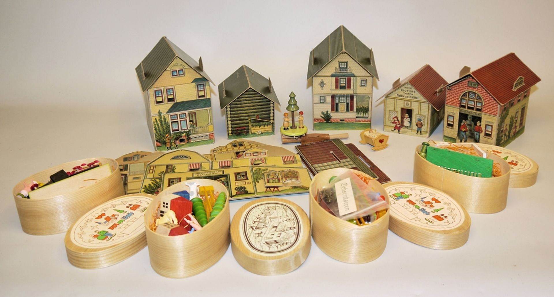 Sammlung Erzgebirge-Spielzeug ab 1950er Jahre und Häuschen-Serie des "Pretty Village" der McLoughli