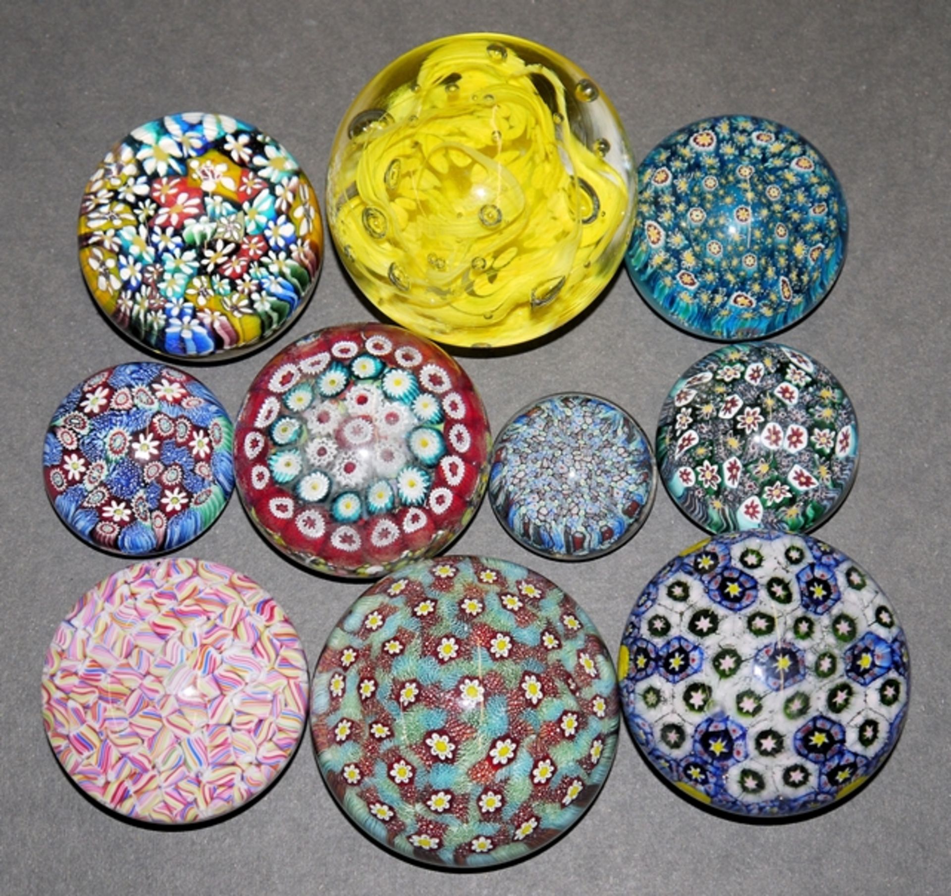 Sammlung Glas-Paperweights und böhmisches Glas, 15 Teile 