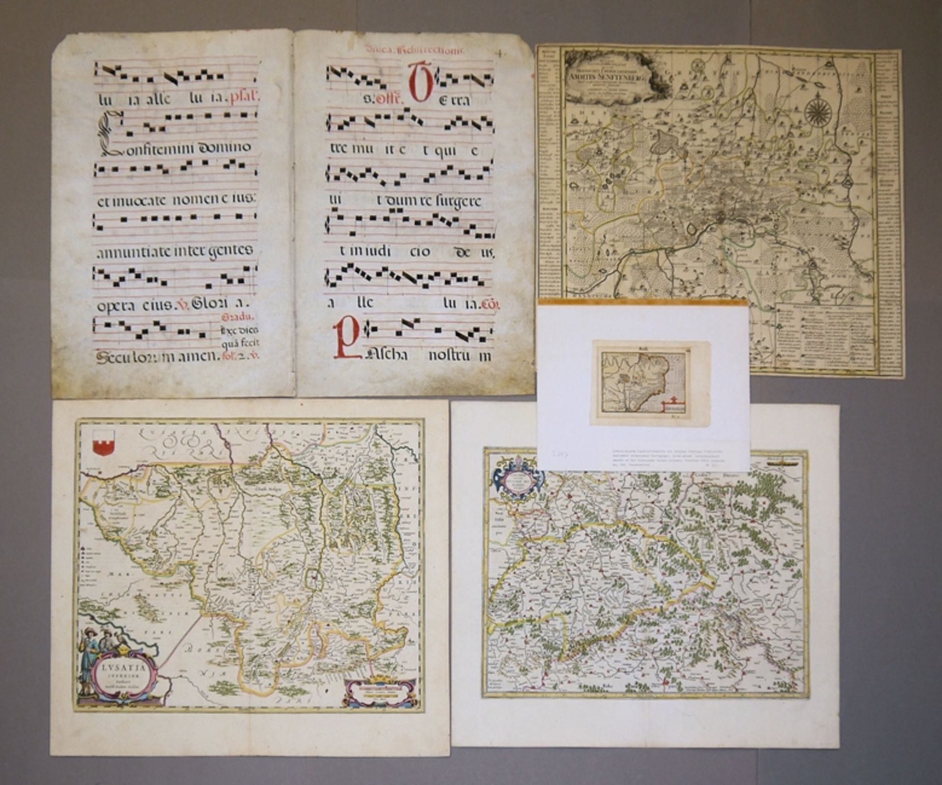 Antiquarisches 16./17./18. Jh.: Pergament- Antiphonar, großes Doppelblatt & 4 altkolorierte Karten 