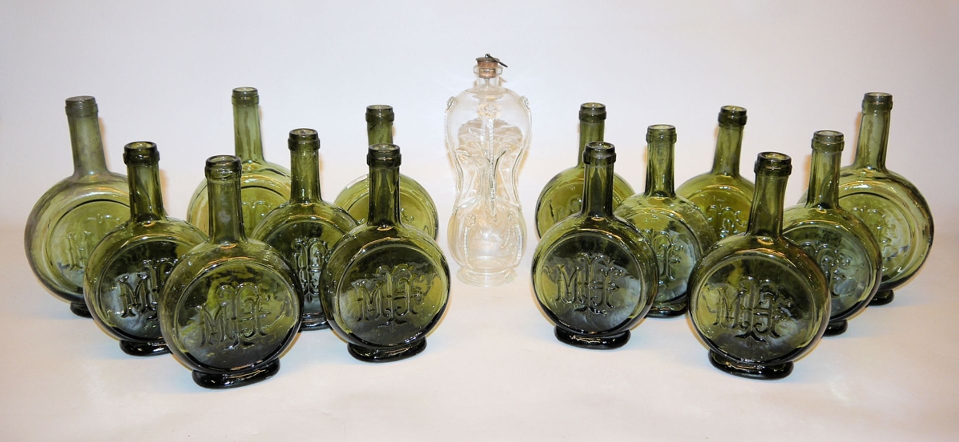 Historischer Lagerfund: 14 Bocksbeutelflaschen des 19. Jhs. und eine "Gluckerflasche"