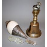 Vier buddhistische und hinduistische Ritualobjekte