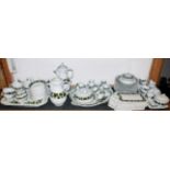 Umfangreiches Kaffee- und Frühstücks-Service Weinlaub, Meißen, überwiegend 1. Wahl