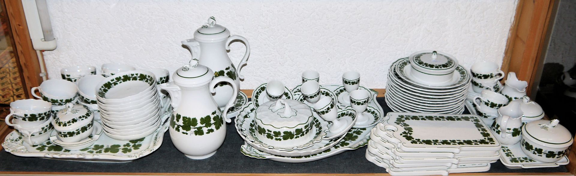 Umfangreiches Kaffee- und Frühstücks-Service Weinlaub, Meißen, überwiegend 1. Wahl