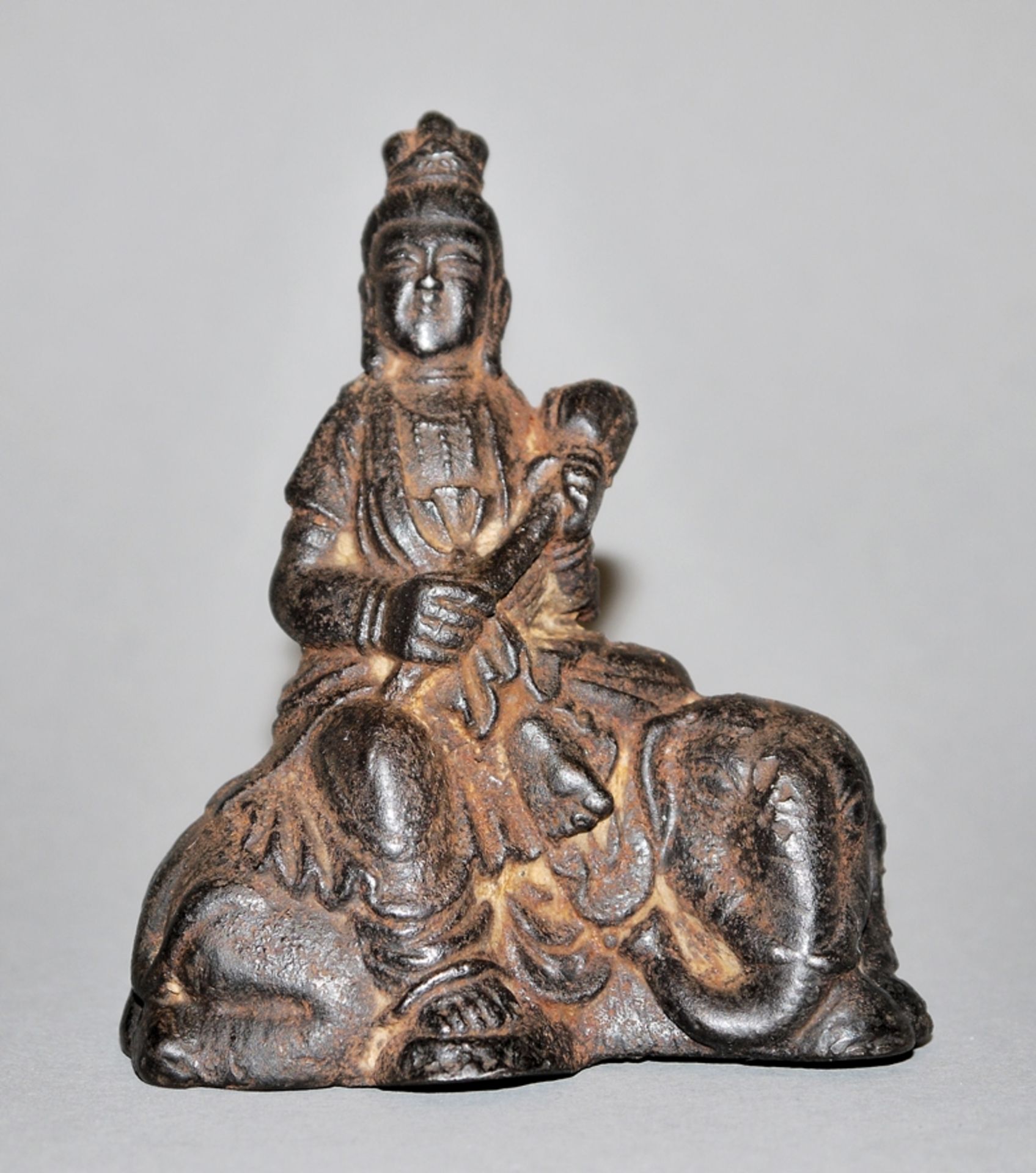 Bodhisattva auf Elefant, Eisenbronze der Ming-Zeit, China wohl 16./17. Jh.