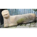 Skulptur eines liegenden Löwen, Sandstein, romanisch, 12. Jh., wohl Italien