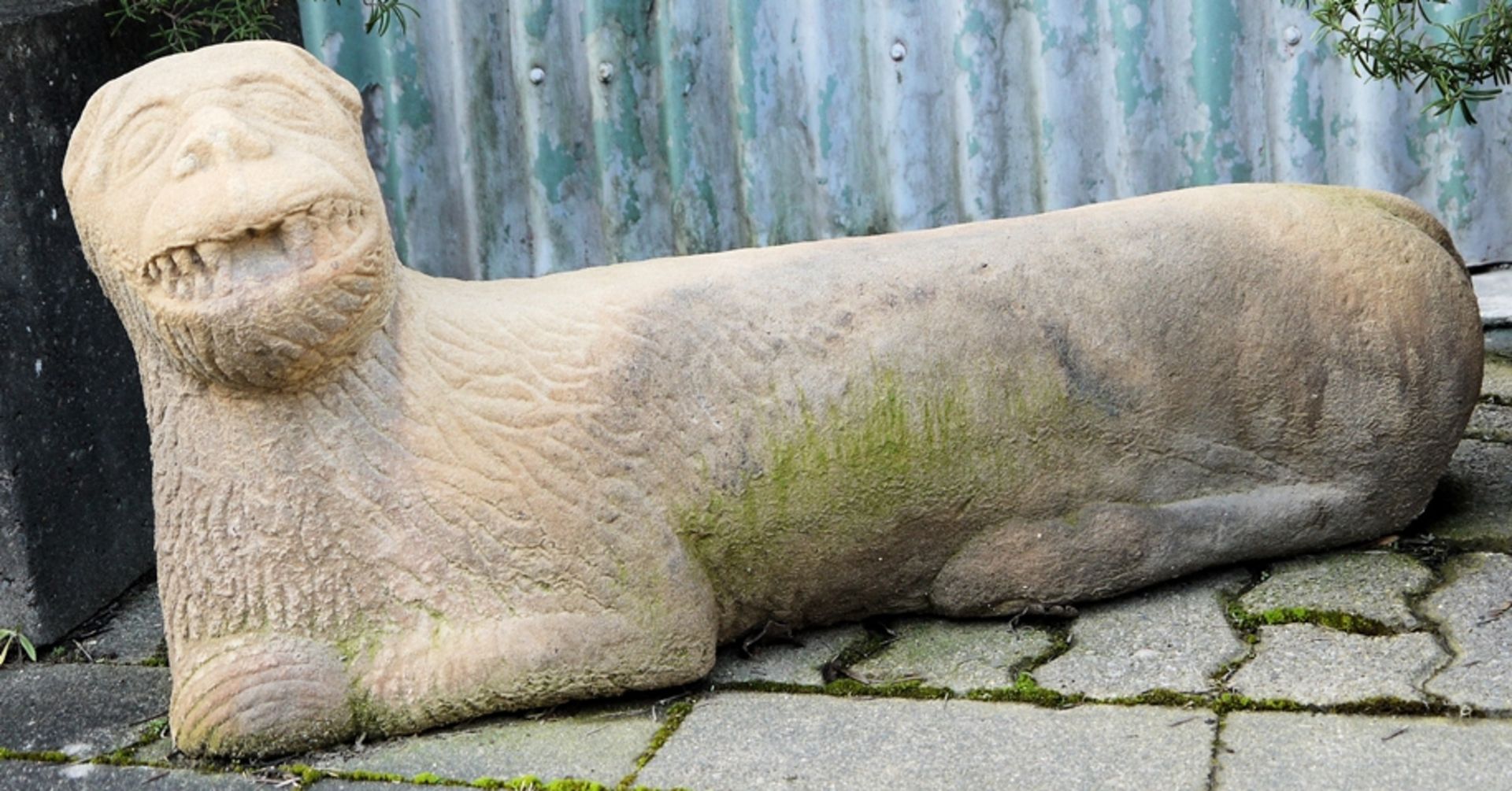 Skulptur eines liegenden Löwen, Sandstein, romanisch, 12. Jh., wohl Italien