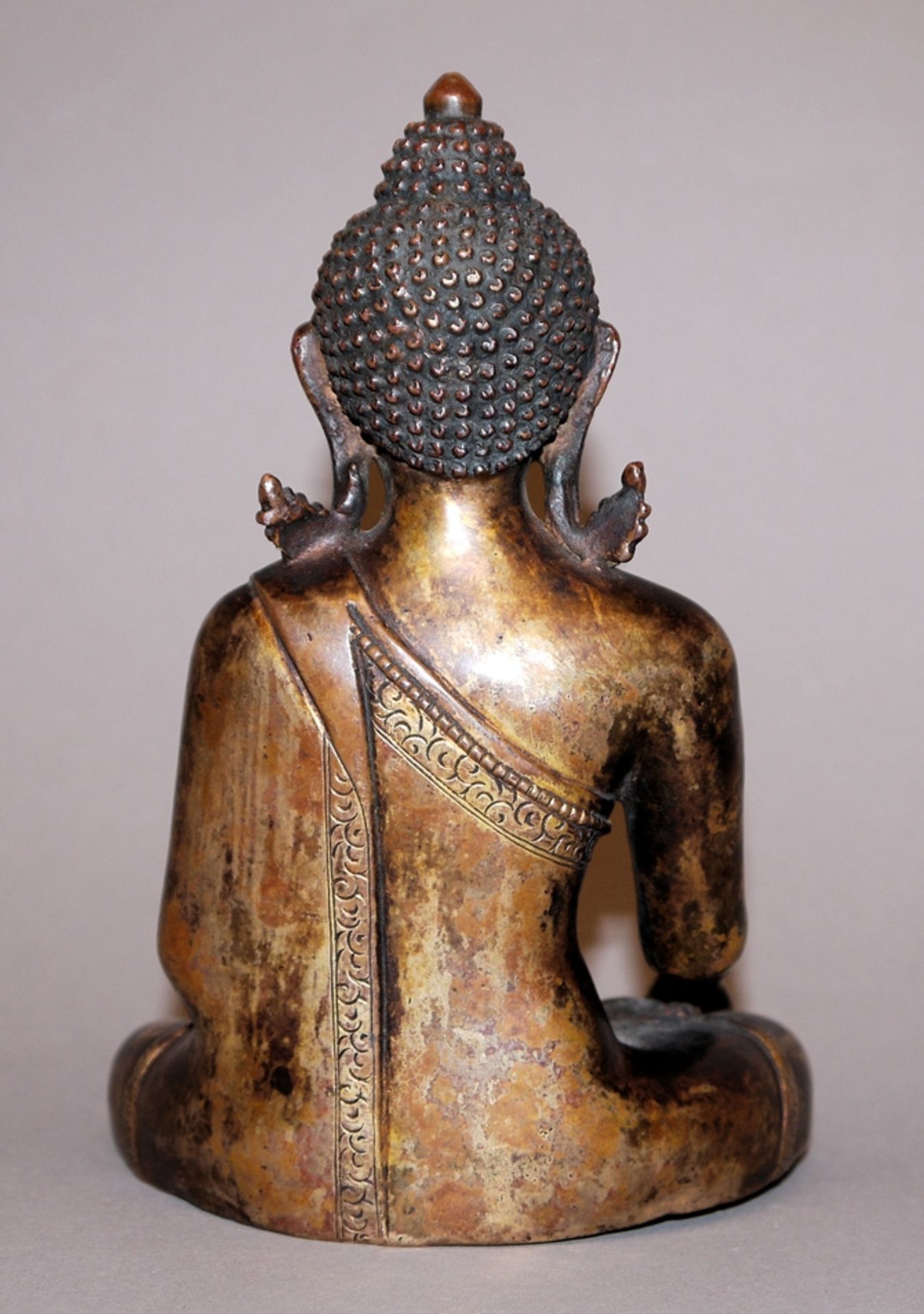 Tibetische Bronze des Dhyani-Buddha Akshobhya, 19./20. Jh. - Bild 2 aus 4